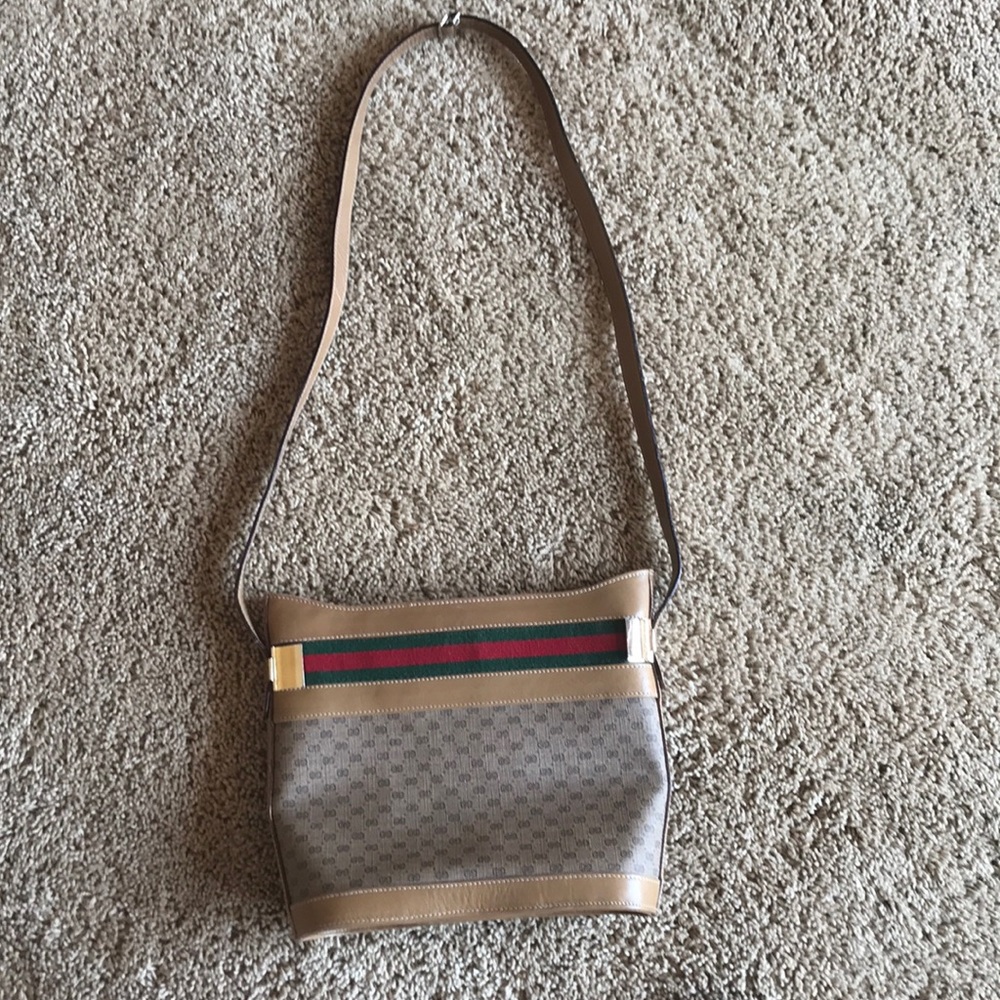 Gucci Crossbody in excellent condition!!